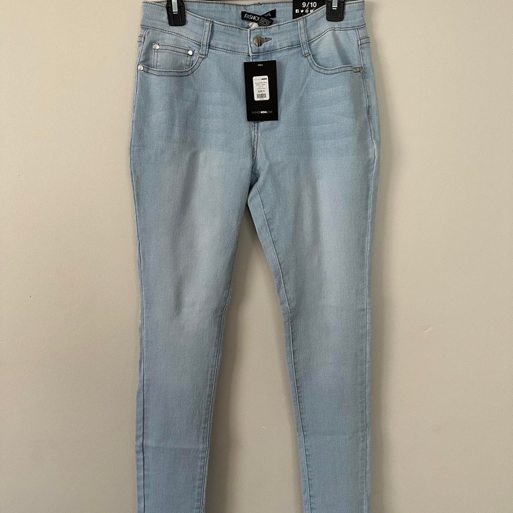 size 10 fashion nova skinny jeans
light wash; stretchy; jegging material